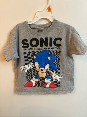 4/30$ Sonic The Hedgehog Grey Graphic Tee 6-7 years